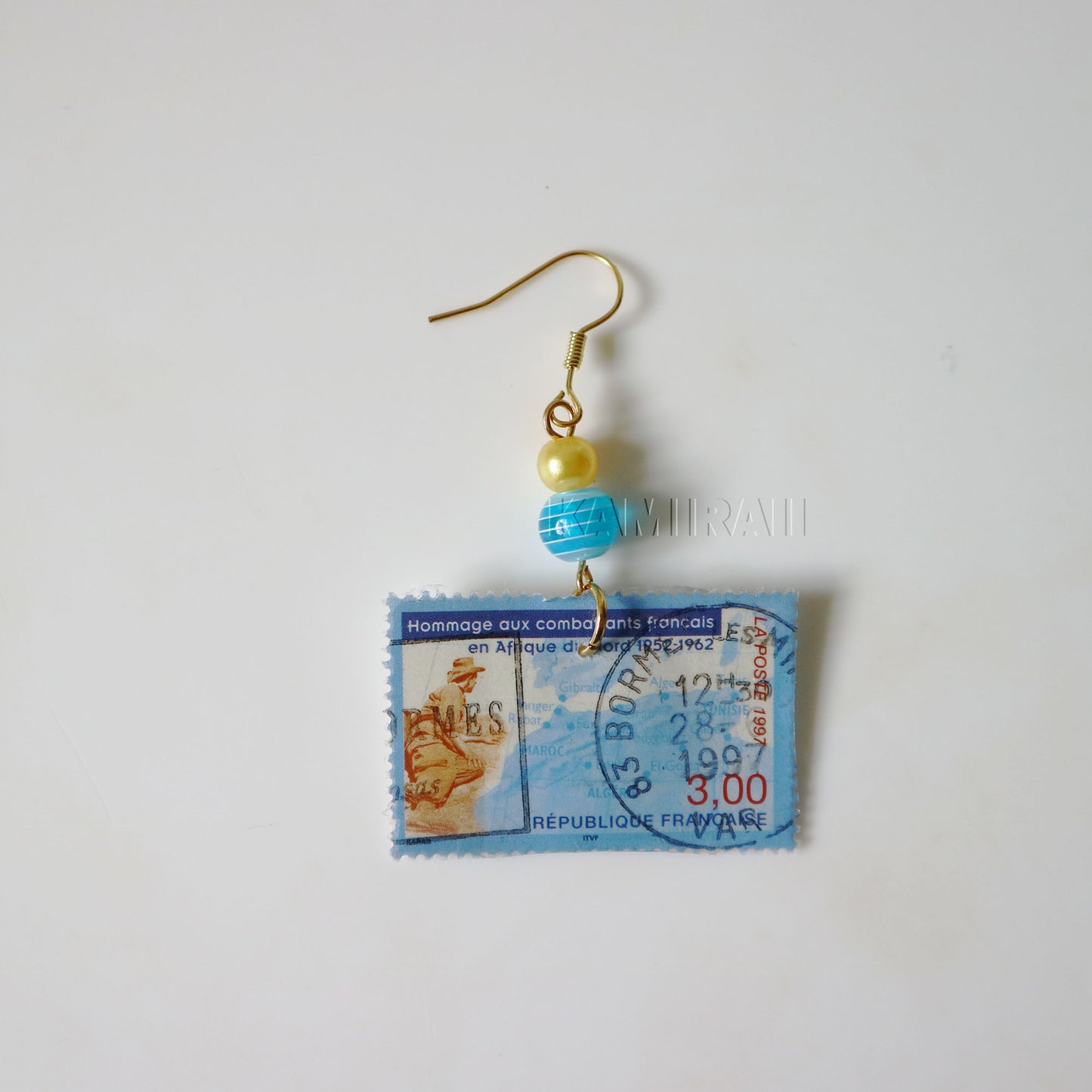 Boucle d’oreille unique en timbre vintage