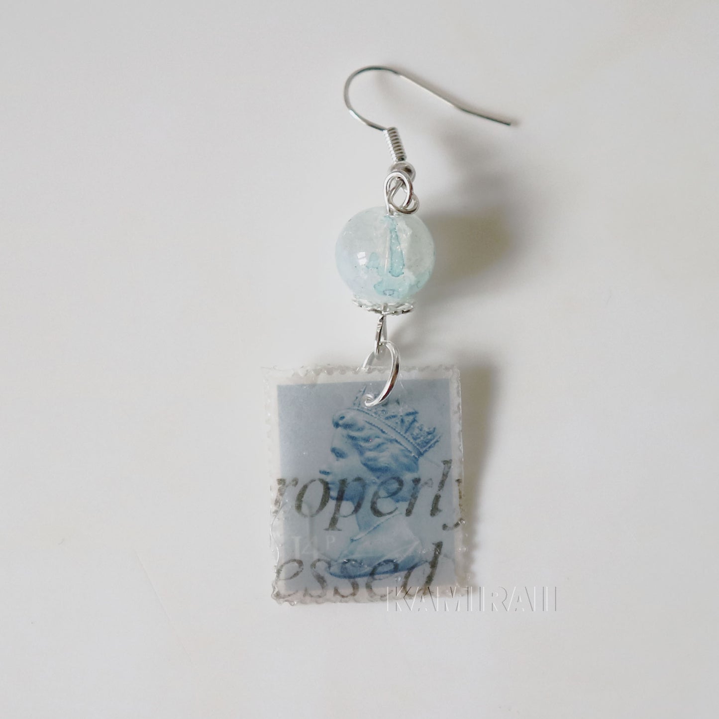 Boucle d’oreille unique en timbre vintage
