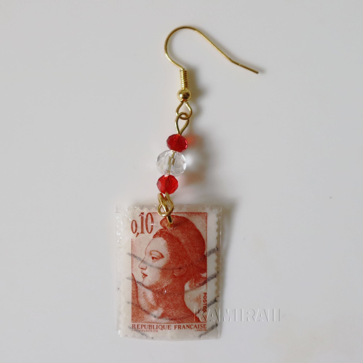 Boucle d’oreille unique en timbre vintage