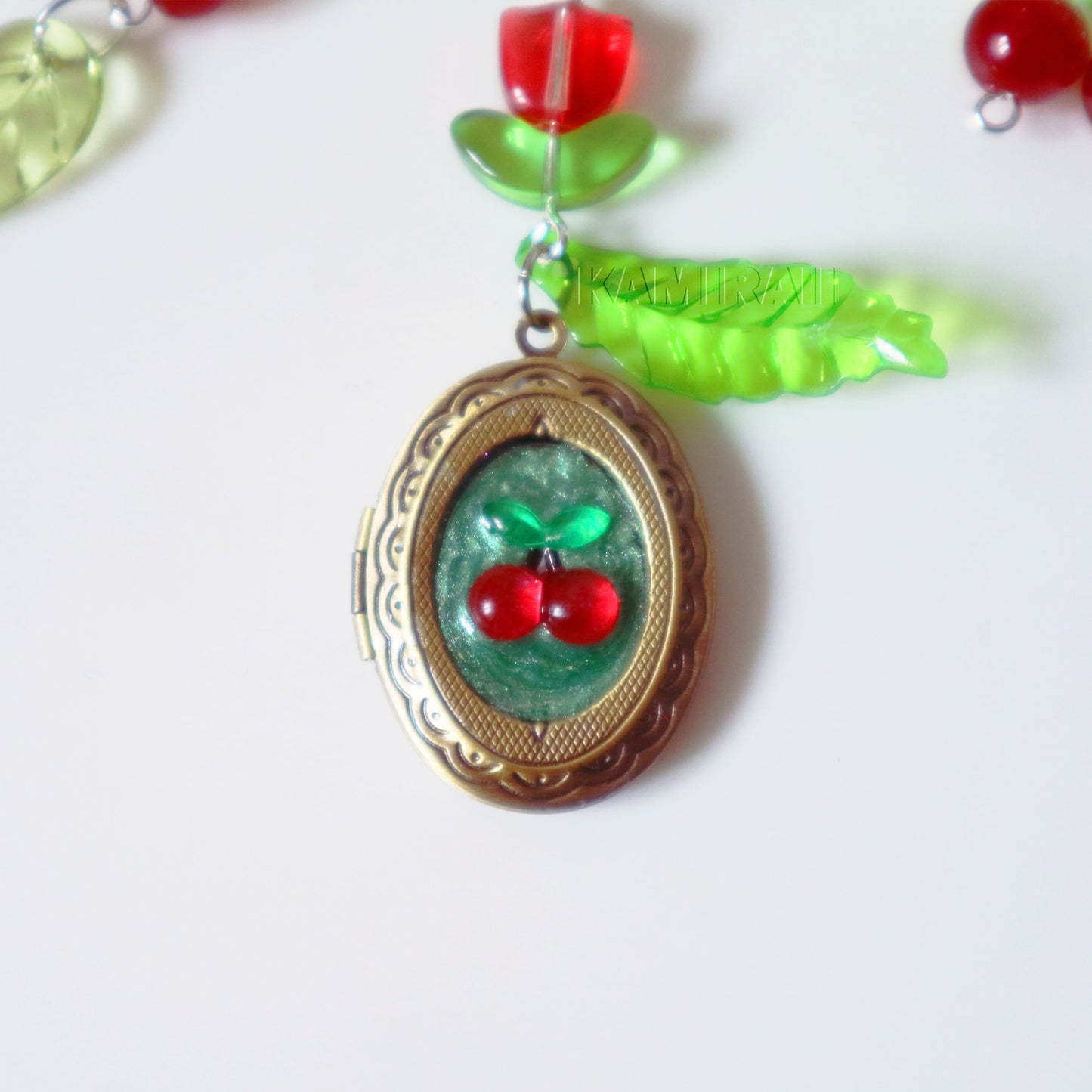 Porte-clé locket décoré à la main