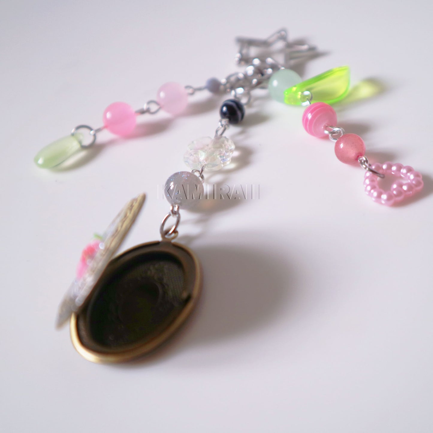 Porte-clé locket décoré à la main